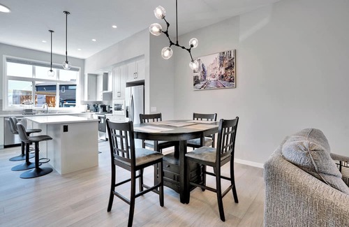 Southeast Calgary Casa | New Stylish 6BR/8BD/4.5BT/Ac/Remote Work/Games/Lake Access