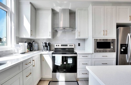 Southeast Calgary Casa | New Stylish 6BR/8BD/4.5BT/Ac/Remote Work/Games/Lake Access