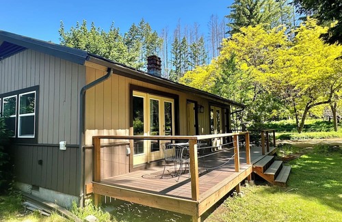 Vida Cabina | Charming cabin with river access & AC in Blue River - perfect for a getaway