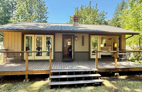 Vida Cabina | Charming cabin with river access & AC in Blue River - perfect for a getaway
