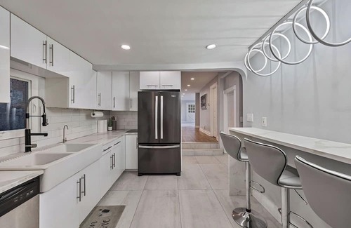 Suffern Casa | Modern Mountain-View Retreat | Fire Pit Smart TVs Private Deck Workstation