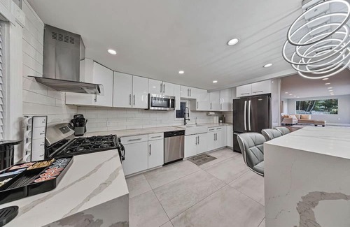 Suffern Casa | Modern Mountain-View Retreat | Fire Pit Smart TVs Private Deck Workstation