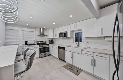 Suffern Casa | Modern Mountain-View Retreat | Fire Pit Smart TVs Private Deck Workstation