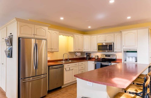 Stratford Casa | Yellow Beach House – Beachfront 4BR Retreat