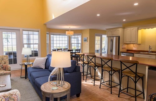 Stratford Casa | Yellow Beach House – Beachfront 4BR Retreat
