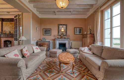 Souilhanels Otro | Holiday Home 'Château' with Mountain View, Balcony and Wi-Fi