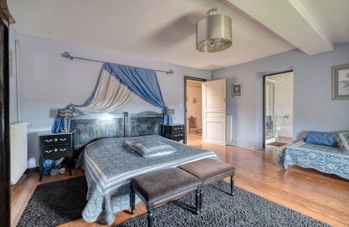 Souilhanels Otro | Holiday Home 'Château' with Mountain View, Balcony and Wi-Fi