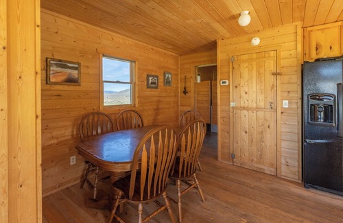 Cameron Cabina | Enchanting 3-bedroom cabin in Cameron Near Yellowstone National Park.