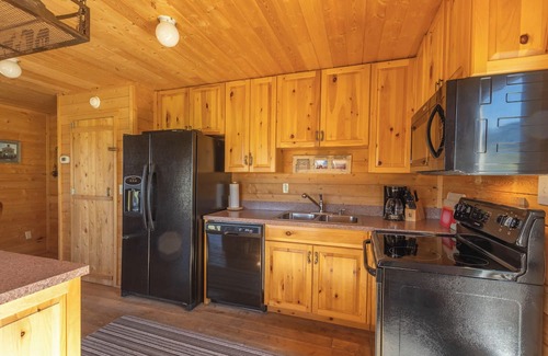 Cameron Cabina | Enchanting 3-bedroom cabin in Cameron Near Yellowstone National Park.