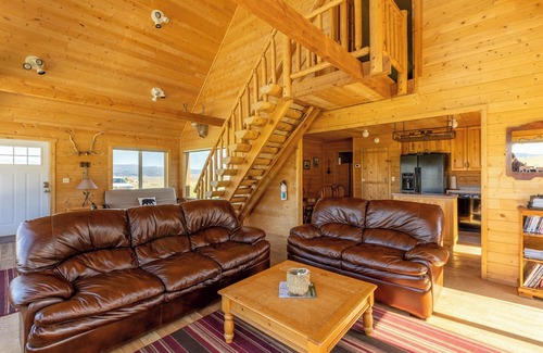 Cameron Cabina | Enchanting 3-bedroom cabin in Cameron Near Yellowstone National Park.