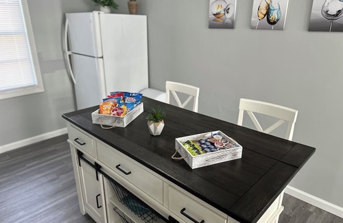 East Hazel Crest Apartamento | Peaceful and comfy home away from home in the ‘burbs oasis