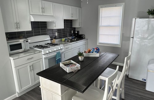 East Hazel Crest Apartamento | Peaceful and comfy home away from home in the ‘burbs oasis