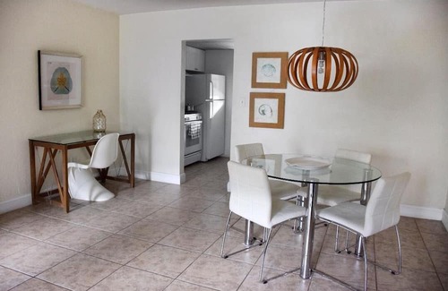 Key Biscayne Apartamento | Cozy 2BR Retreat with Pool, Walk to the Beach! -