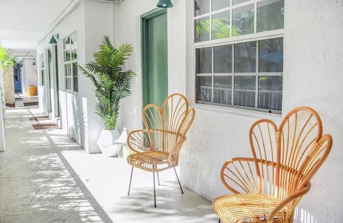 Key Biscayne Apartamento | Cozy 2BR Retreat with Pool, Walk to the Beach! -