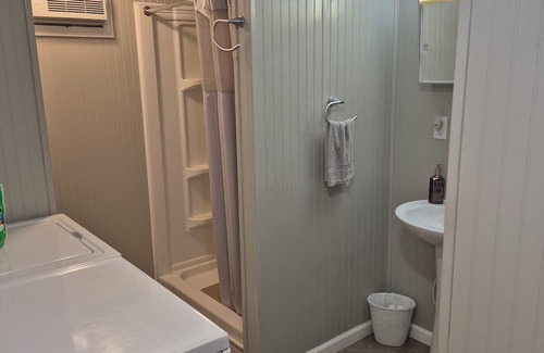 Keslers Cross Lanes Cabina | Cozy 1 bedroom with bunk beds cabin in gorgeous Summersville with AC and heating