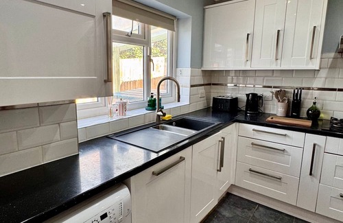 Harlington Casa | The Aviator | Modern Large 4 Bed Property | London | Mins From Heathrow