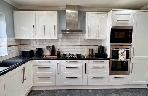 Harlington Casa | The Aviator | Modern Large 4 Bed Property | London | Mins From Heathrow