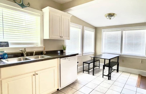 Bainbridge Casa | Lovely 3-bed 2 bath house with boat parking in charming Bainbridge