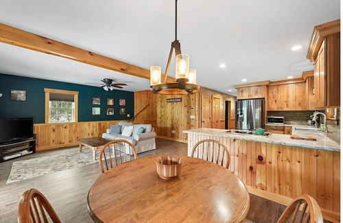Stark Casa | Pines + Paddles - Lakeside Retreat in the Mountains