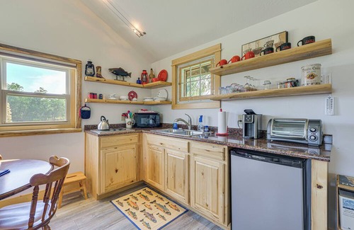 Alder Cabina | Montana Mountain Getaway: Deck & Amazing Views