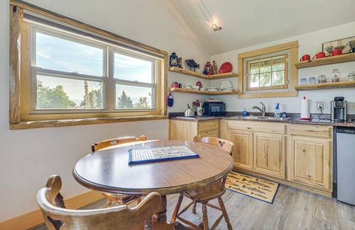 Alder Cabina | Montana Mountain Getaway: Deck & Amazing Views