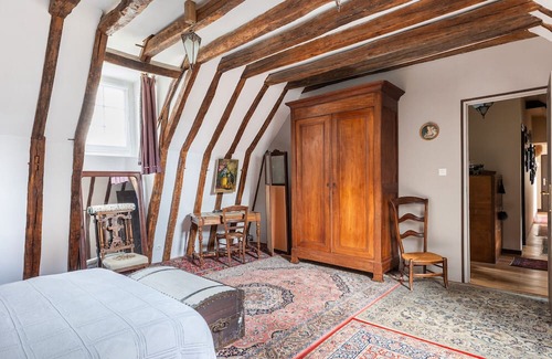Clere-les-Pins Cama Y Desayuno | Guest Room 'La Mansarde' with Shared Garden and Wi-Fi
