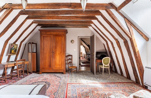 Clere-les-Pins Cama Y Desayuno | Guest Room 'La Mansarde' with Shared Garden and Wi-Fi