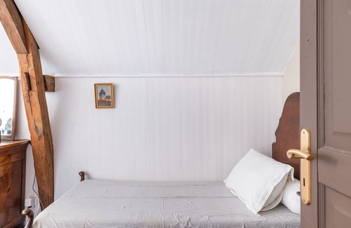Clere-les-Pins Cama Y Desayuno | Guest Room 'Le Clocher' with Shared Garden and Wi-Fi