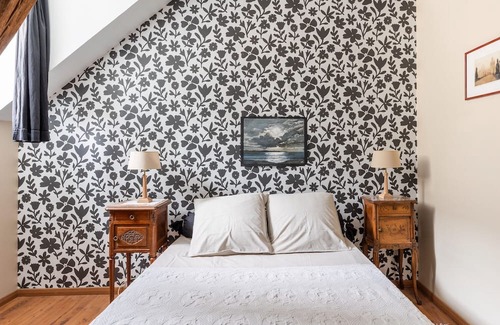 Clere-les-Pins Cama Y Desayuno | Guest Room 'Le Clocher' with Shared Garden and Wi-Fi