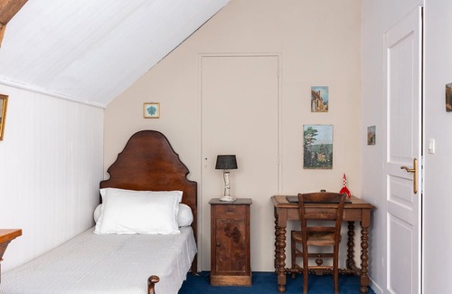 Clere-les-Pins Cama Y Desayuno | Guest Room 'Le Clocher' with Shared Garden and Wi-Fi