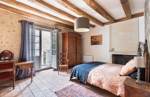Clere-les-Pins Cama Y Desayuno | Guest Room 'Spacious Room in a Quiet Area' with Shared Garden and Wi-Fi