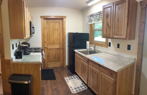 Elkin Cabina | Secluded farm cabin-private 100 acre retreat in Yadkin Valley Wine region