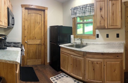 Elkin Cabina | Secluded farm cabin-private 100 acre retreat in Yadkin Valley Wine region