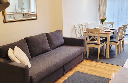 Alexandra Casa | Family-Friendly 3-Bedroom Home in Tolworth with Easy London Access