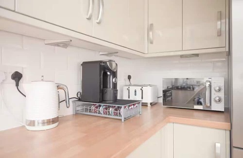 Alexandra Casa | Family-Friendly 3-Bedroom Home in Tolworth with Easy London Access