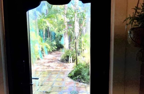 Coral Way Cabaña | Charming 1-bedroom cottage in lovely Miami with AC, TROPICAL FOOD FOREST GARDEN