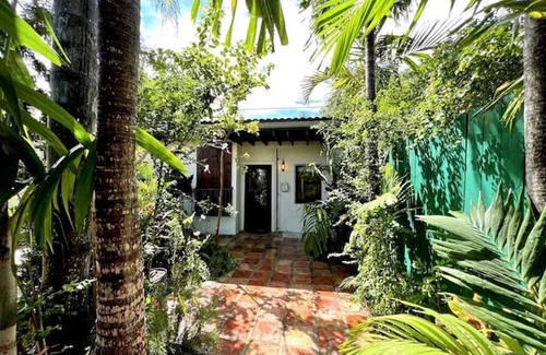 Coral Way Cabaña | Charming 1-bedroom cottage in lovely Miami with AC, TROPICAL FOOD FOREST GARDEN
