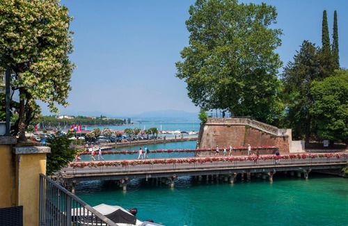 Peschiera del Garda City Centre Apartamento | Apartment 'Time To Relax - Terrace on the River' with Lake View, Wi-Fi and Air Conditioning