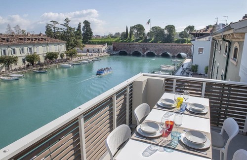 Peschiera del Garda City Centre Apartamento | Apartment 'Palazzo Cordigero - Bastioni' with Canal View, Wi-Fi and Air Conditioning