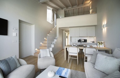 Peschiera del Garda City Centre Apartamento | Apartment 'Palazzo Cordigero - Bastioni' with Canal View, Wi-Fi and Air Conditioning