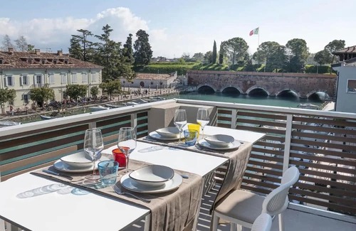 Peschiera del Garda City Centre Apartamento | Apartment 'Palazzo Cordigero - Canale' with Canal View, Wi-Fi and Air Conditioning