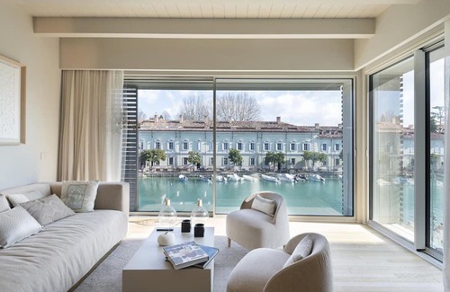 Peschiera del Garda City Centre Apartamento | Apartment 'Palazzo Cordigero - Canale' with Canal View, Wi-Fi and Air Conditioning