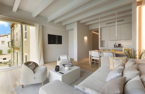 Peschiera del Garda City Centre Apartamento | Apartment 'Palazzo Cordigero - Canale' with Canal View, Wi-Fi and Air Conditioning