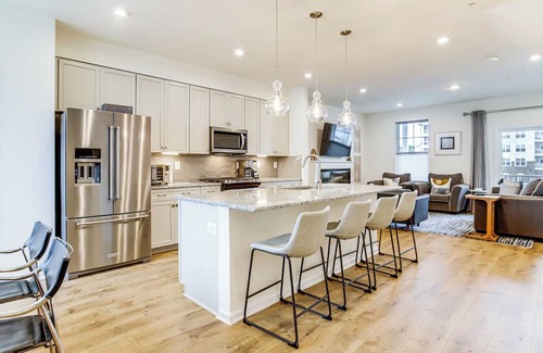 Cambridge Casa | < 1 Mi to Dtwn: Waterfront Townhome in Cambridge!