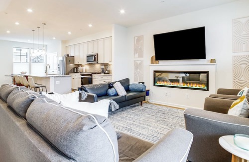 Cambridge Casa | < 1 Mi to Dtwn: Waterfront Townhome in Cambridge!