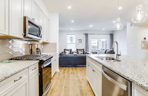 Cambridge Casa | < 1 Mi to Dtwn: Waterfront Townhome in Cambridge!