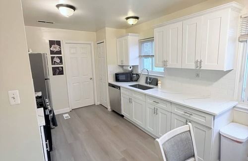 Taylor Casa | Comfortable 4BR Retreat Close to DTW, Hospitals & Expressways