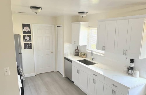 Taylor Casa | Comfortable 4BR Retreat Close to DTW, Hospitals & Expressways