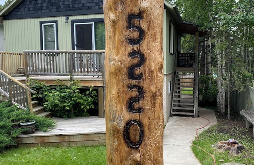 Sylvan Lake Cabaña | Upper Cottage Suite in Sylvan Lake - 2 Bedroom, sleeps 2 Adults