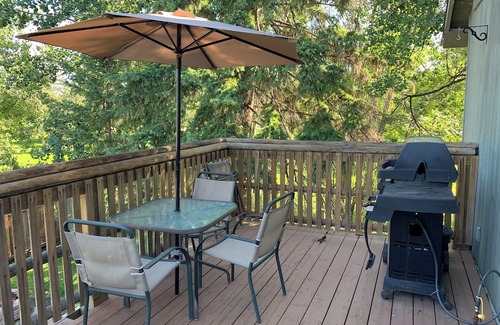 Sylvan Lake Cabaña | Upper Cottage Suite in Sylvan Lake - 2 Bedroom, sleeps 2 Adults